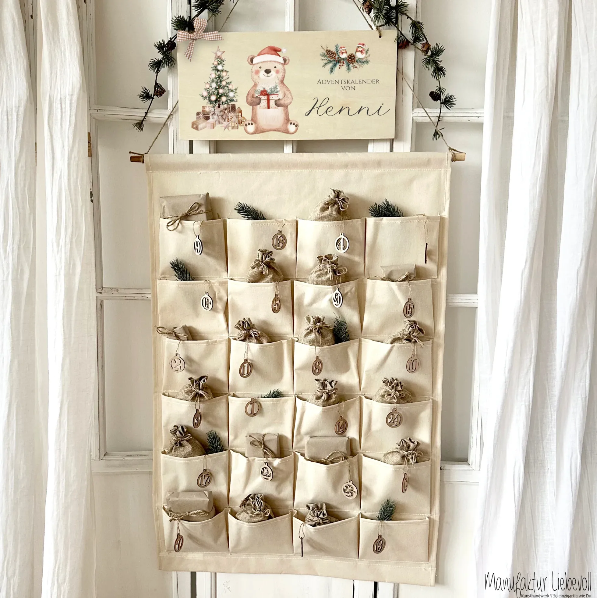 Personalisierter Kinder Adventskalender "Bär" mit Namen Holzschild Zahlen & Jutesäckchen Adventskalender aus Stoff Befüllen Mädchen Jungen