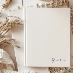 Personalisierter Terminplaner 2027 Din A5 | Minimalistischer Buchkalender mit Name | Weißes Hardcover – Manufaktur Liebevoll
