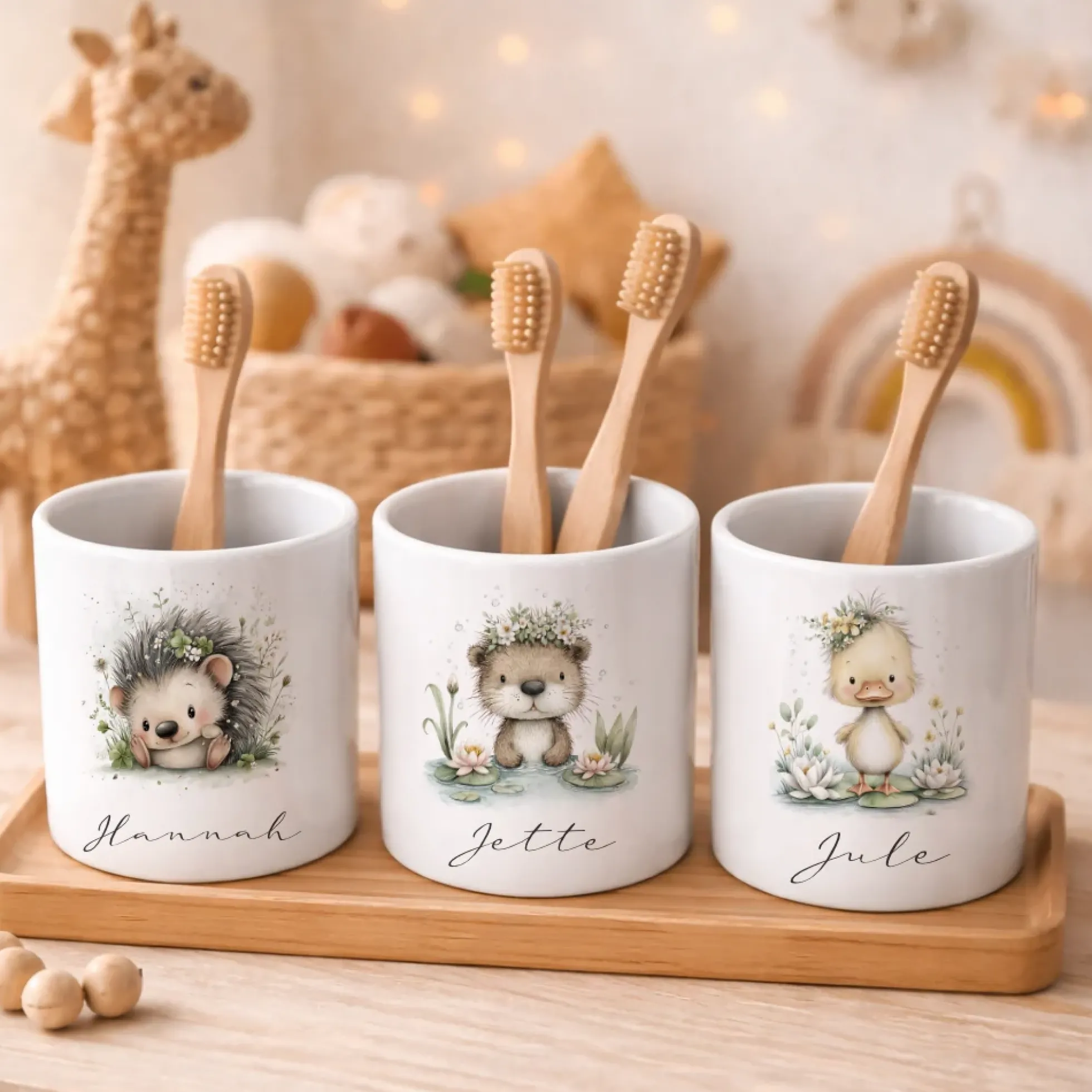 Personalisierter Zahnputzbecher für Kinder mit Namen | Keramik Trinkbecher & Zahnbürstenhalter | Geschenk für Kindergarten, Schule & Geburtstag | Motive: Faultier, Igel, Ente, Otter, Küken