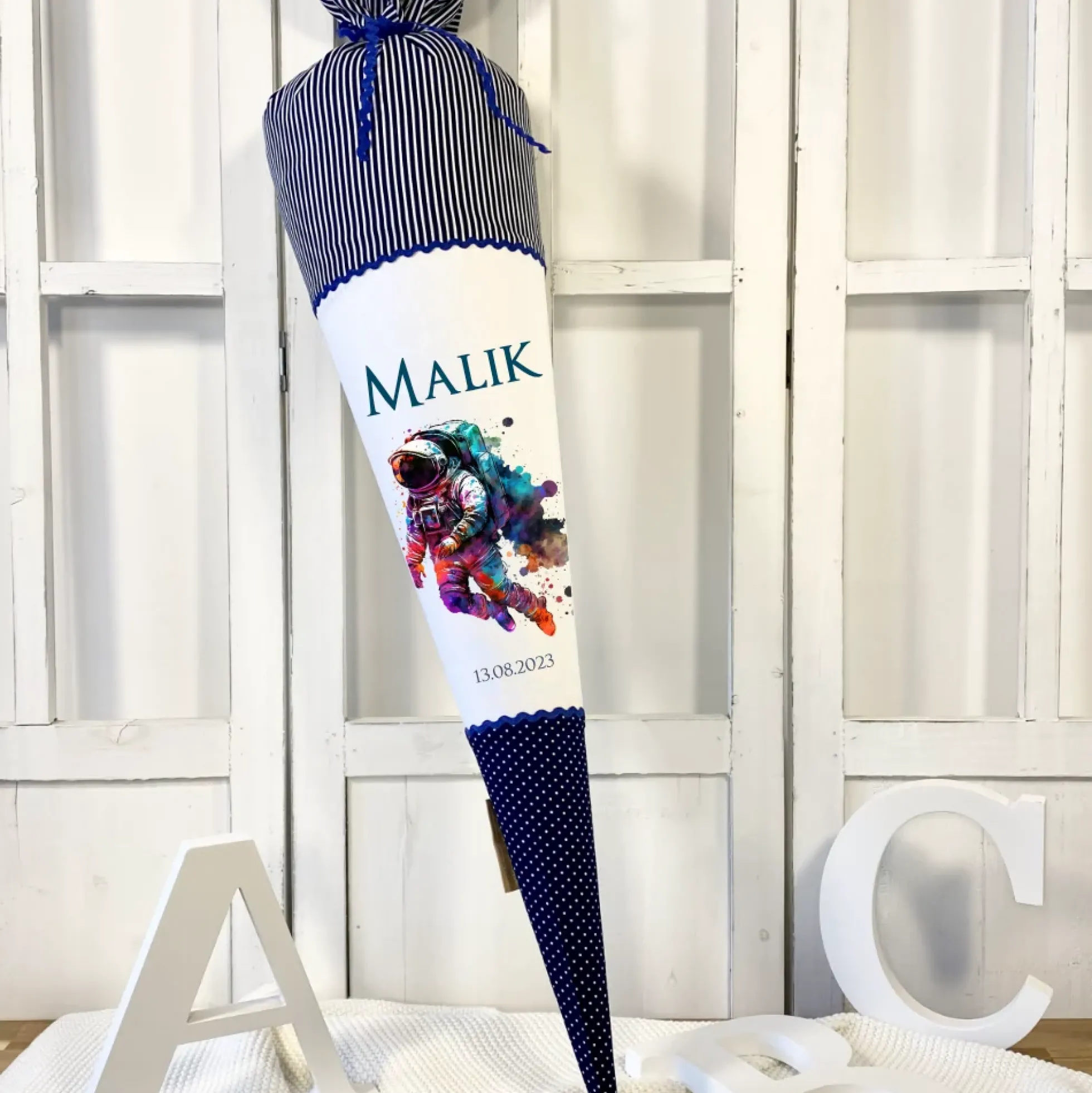 Personalisierte Schultüte Stoff Blau Junge Astronaut Weltall Weltraum Raumfahrt Wunschname Einschulungstüte 70 cm | Optional mit Füllkissen und Spitzenschutz
