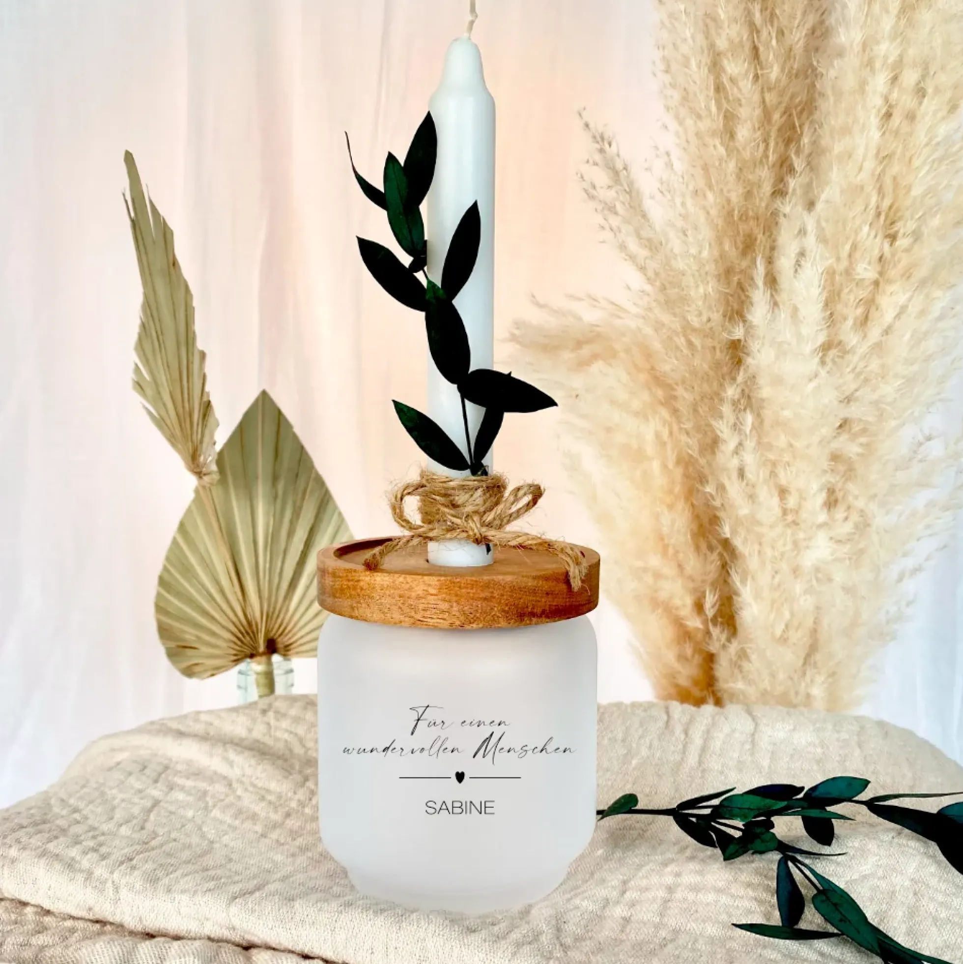 Personalisiertes Geschenkglas "Für einen wundervollen Menschen" mit Wunschtext, Kerze und Trockenblume