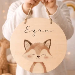 Personalisiertes Holzschild für Kinderzimmer – Türschild aus Holz mit Name & Tiermotiv – Geschenk zur Geburt & Taufe