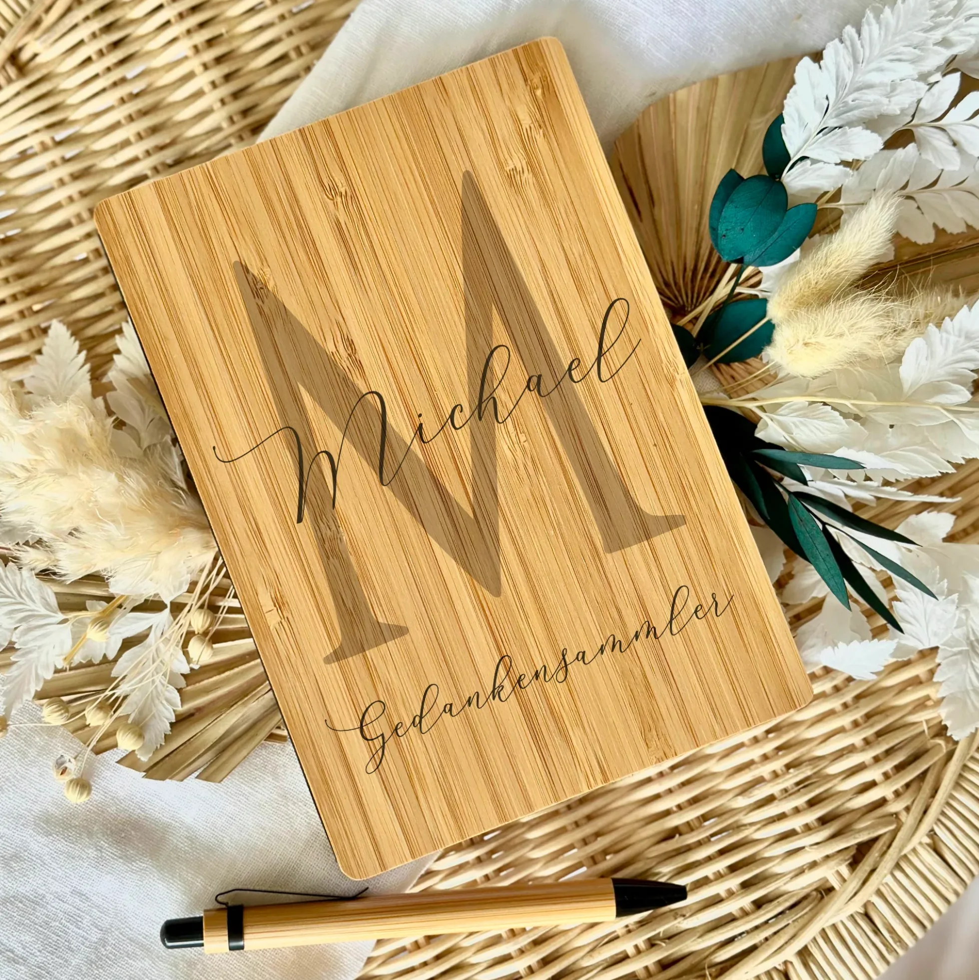 Personalisiertes Notizbuch "Gedankensammler" mit Namen und Monogram | Buch aus Bambus und Kugelschreiber | Persönliche Geschenkidee für Sie u. Ihn