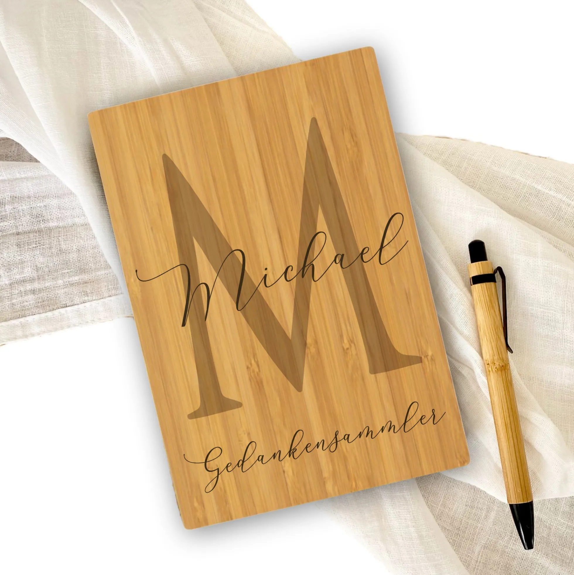 Personalisiertes Notizbuch "Gedankensammler" mit Namen und Monogram | Buch aus Bambus und Kugelschreiber | Persönliche Geschenkidee für Sie u. Ihn