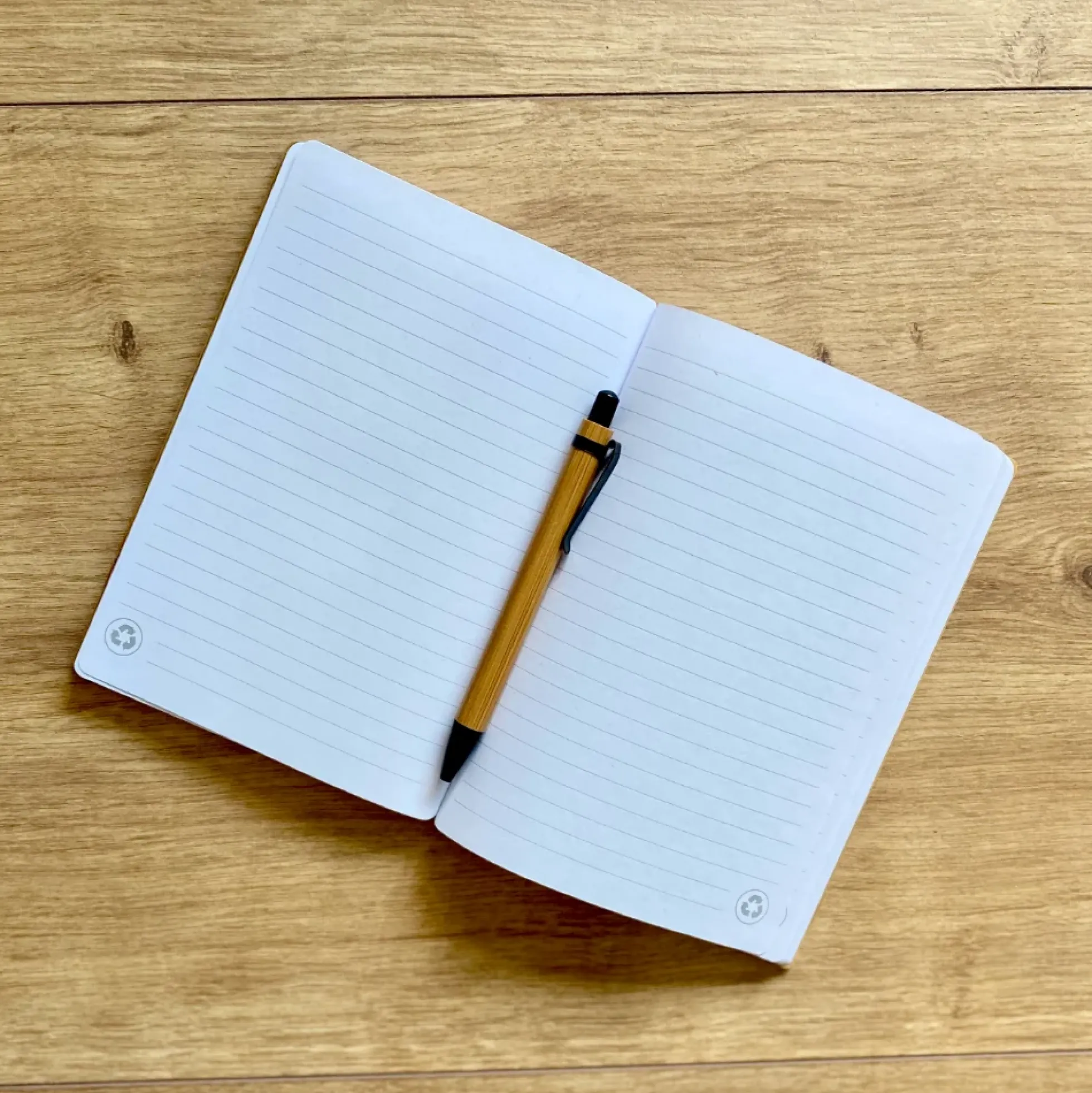Personalisiertes Notizbuch mit Namen | Buch aus Bambus und Kugelschreiber | Persönliche Geschenkidee für Sie u. Ihn