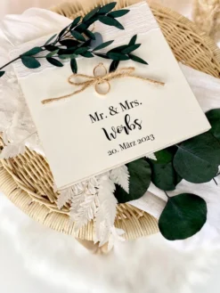 Personalisiertes Ringkissen aus Holz zur Hochzeit mit Namen und Datum