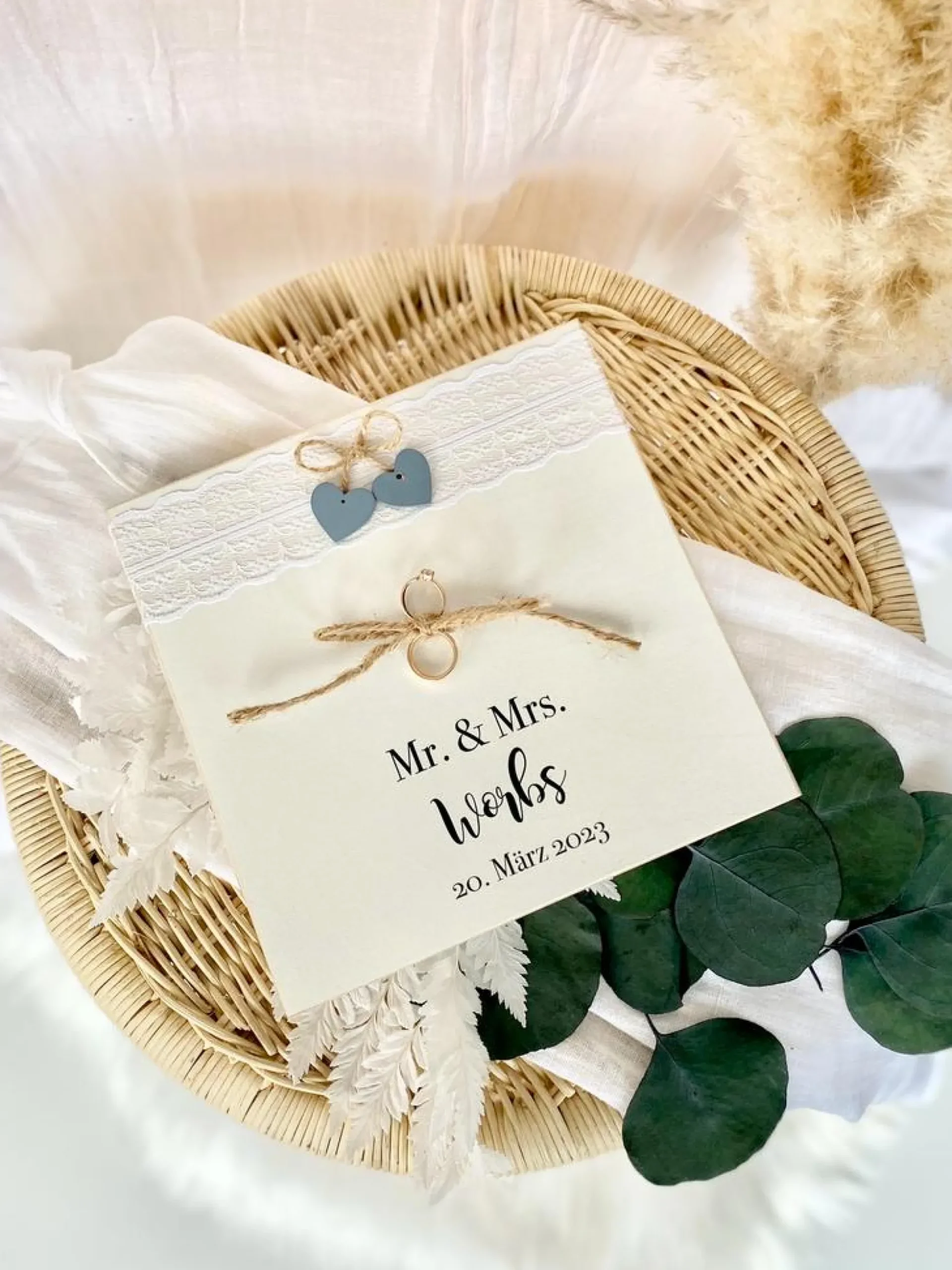 Personalisiertes Ringkissen aus Holz zur Hochzeit mit Namen und Datum