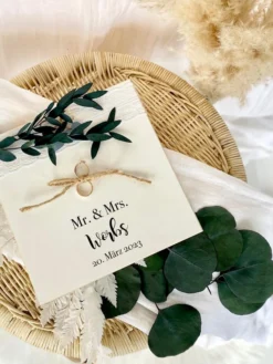 Personalisiertes Ringkissen aus Holz zur Hochzeit mit Namen und Datum