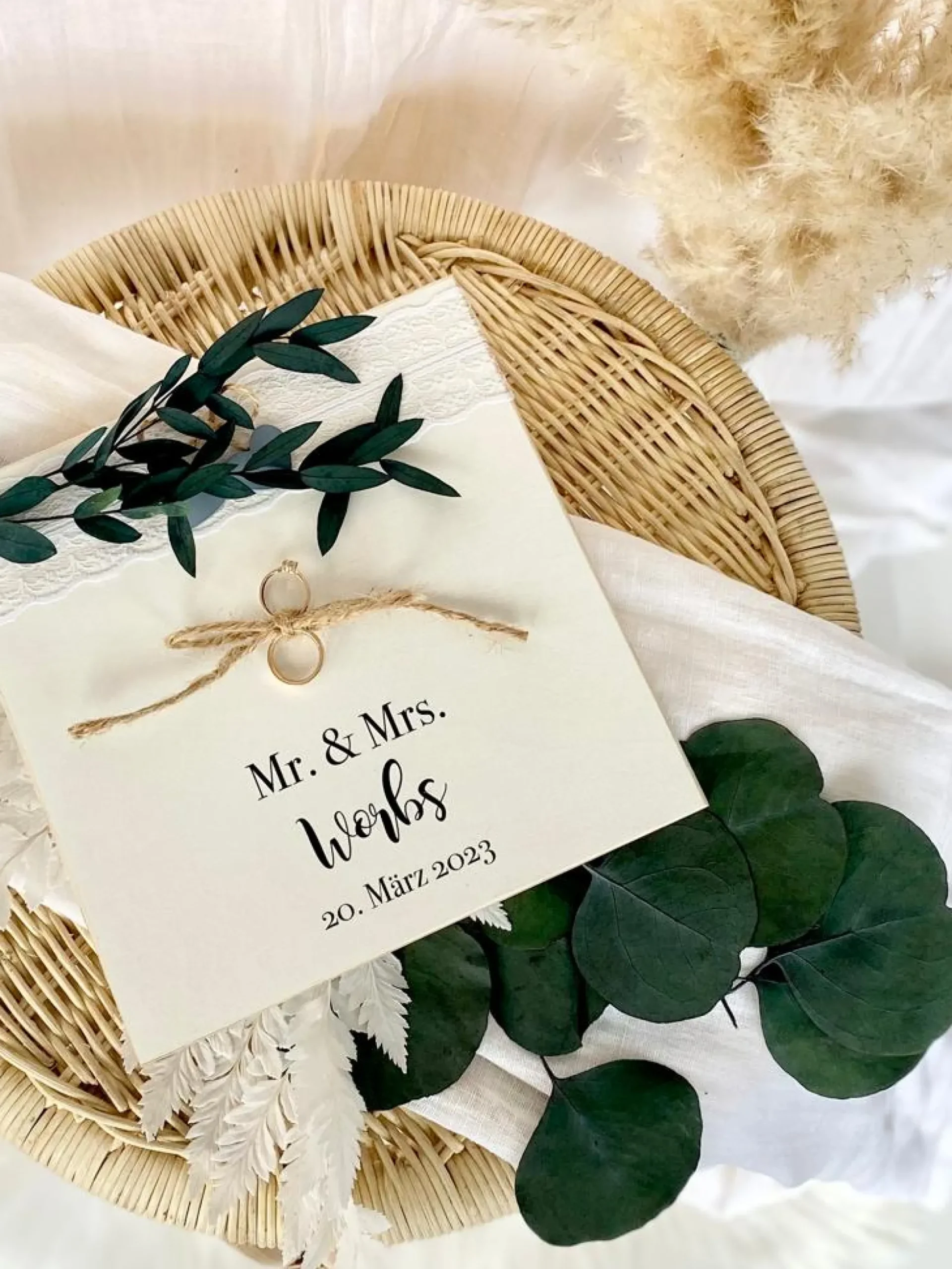 Personalisiertes Ringkissen aus Holz zur Hochzeit mit Namen und Datum