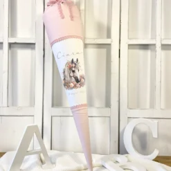 Pferde Stoff Schultüte Pony Zuckertüte in Rosa für Mädchen mit Namen Einschulungstüte Einschulung Datum Blumen Füllkissen 70 cm I Optional mit Füllkissen und Spitzenschutz