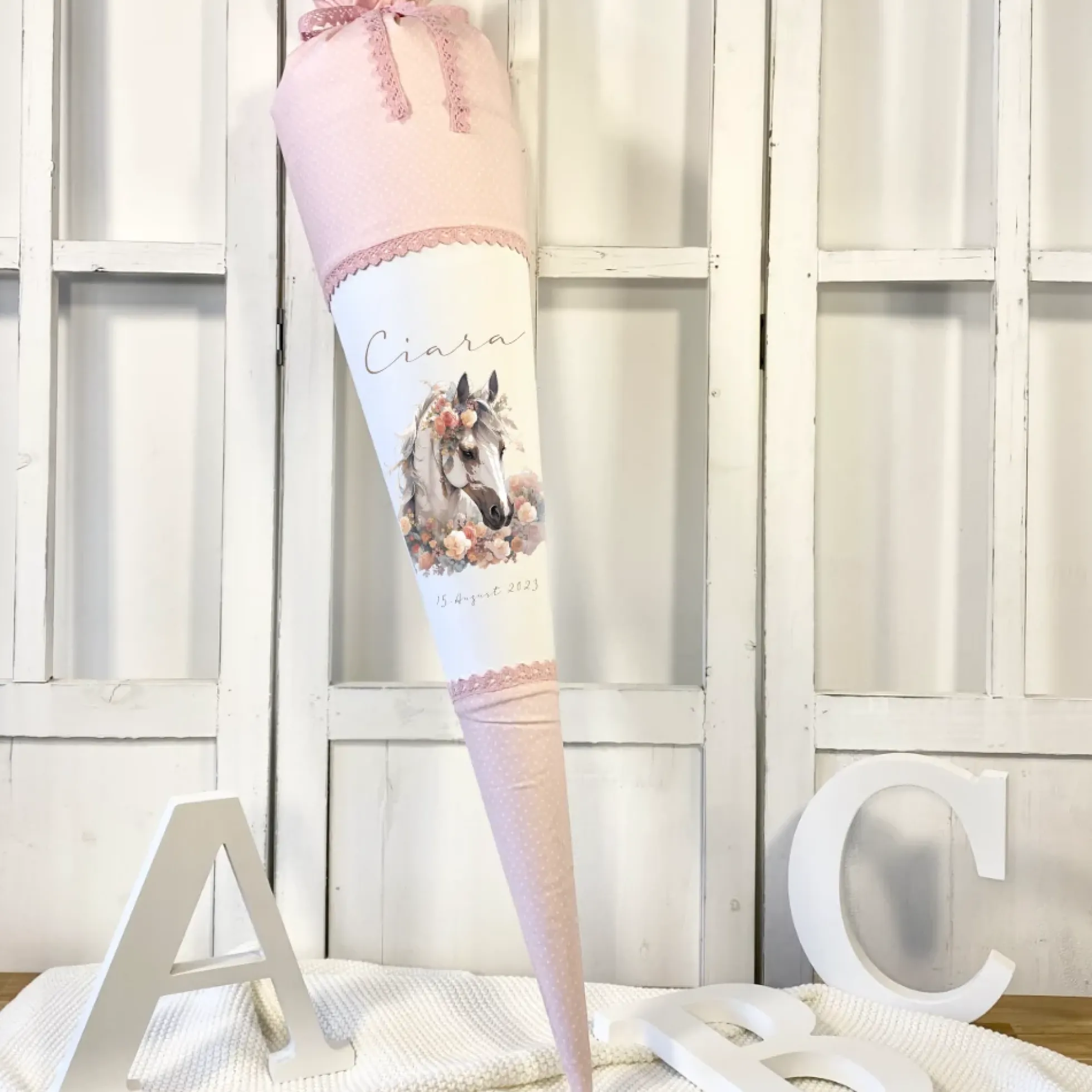 Pferde Stoff Schultüte Pony Zuckertüte in Rosa für Mädchen mit Namen Einschulungstüte Einschulung Datum Blumen Füllkissen 70 cm I Optional mit Füllkissen und Spitzenschutz