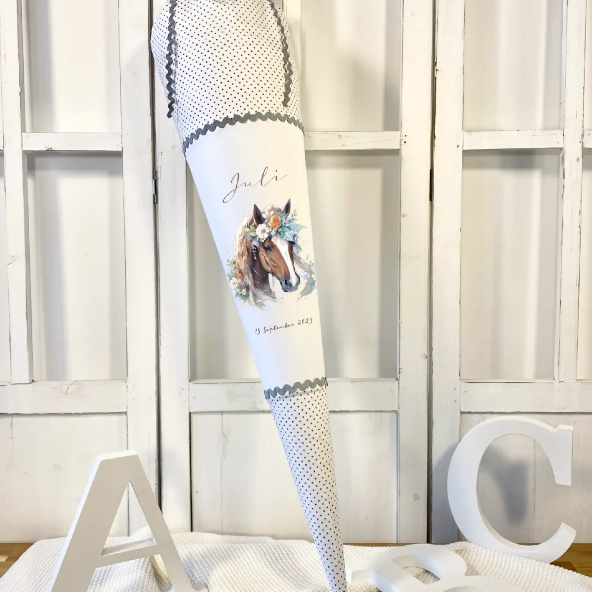Pony Stoff Schultüte für Mädchen graue Zuckertüte Pferd Boho Name personalisiert Einschulungstüte Datum Blumen 70 cm I Optional mit Füllkissen und Spitzenschutz