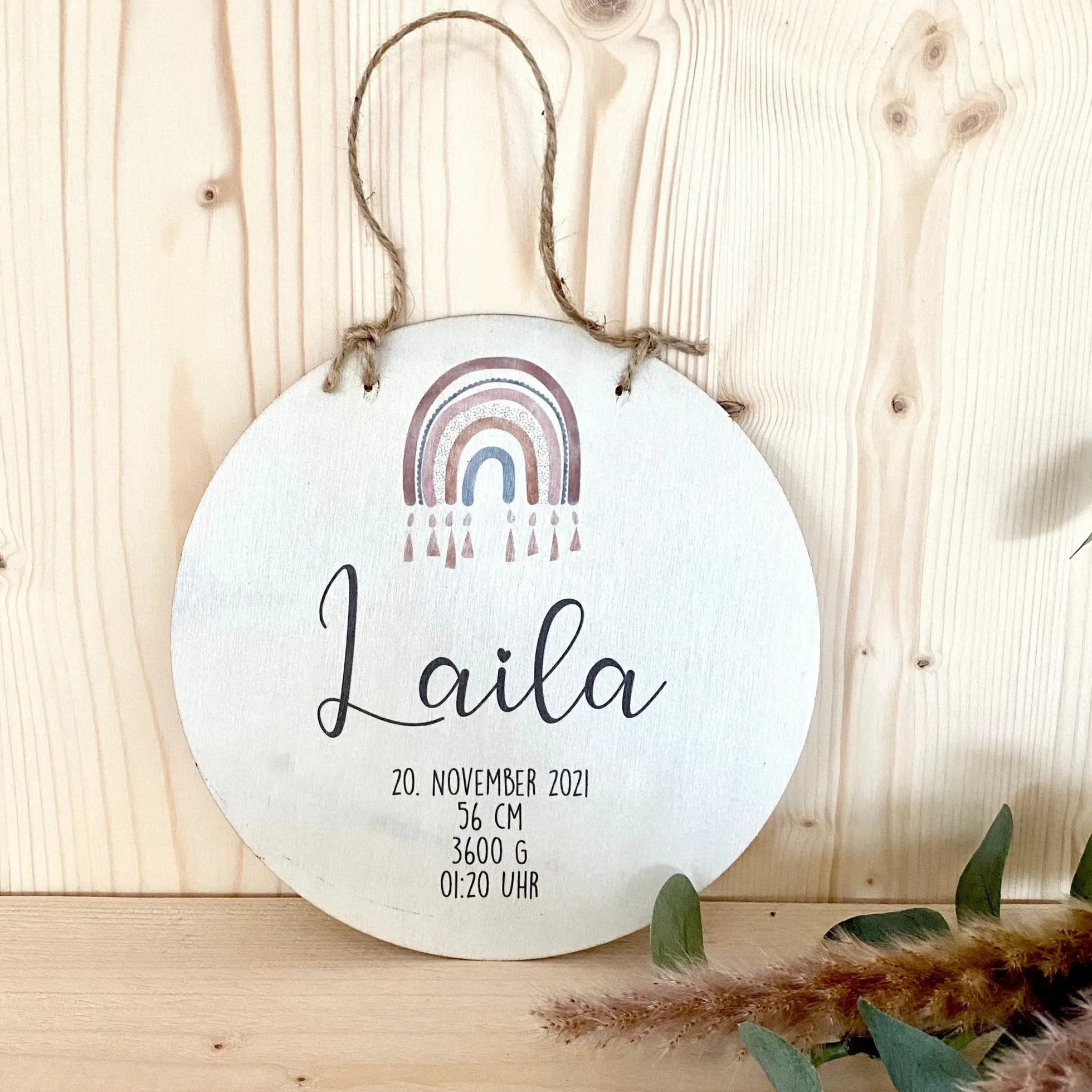 Rundes Namensschild "Regenbogen" | Personalisiert mit dem Namen des Babys. u. Kindes | Liebevolle Deko für das Baby- und Kinderzimmer aus Holz und personalisiertes Geschenk zur Geburt u. Taufe | Türschild in 6 Motivvarianten für Jungen und Mädchen