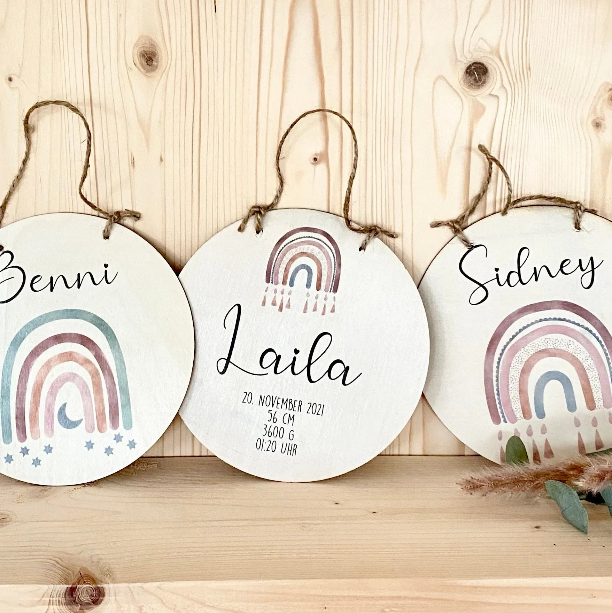 Rundes Namensschild "Regenbogen" | Personalisiert mit dem Namen des Babys. u. Kindes | Liebevolle Deko für das Baby- und Kinderzimmer aus Holz und personalisiertes Geschenk zur Geburt u. Taufe | Türschild in 6 Motivvarianten für Jungen und Mädchen
