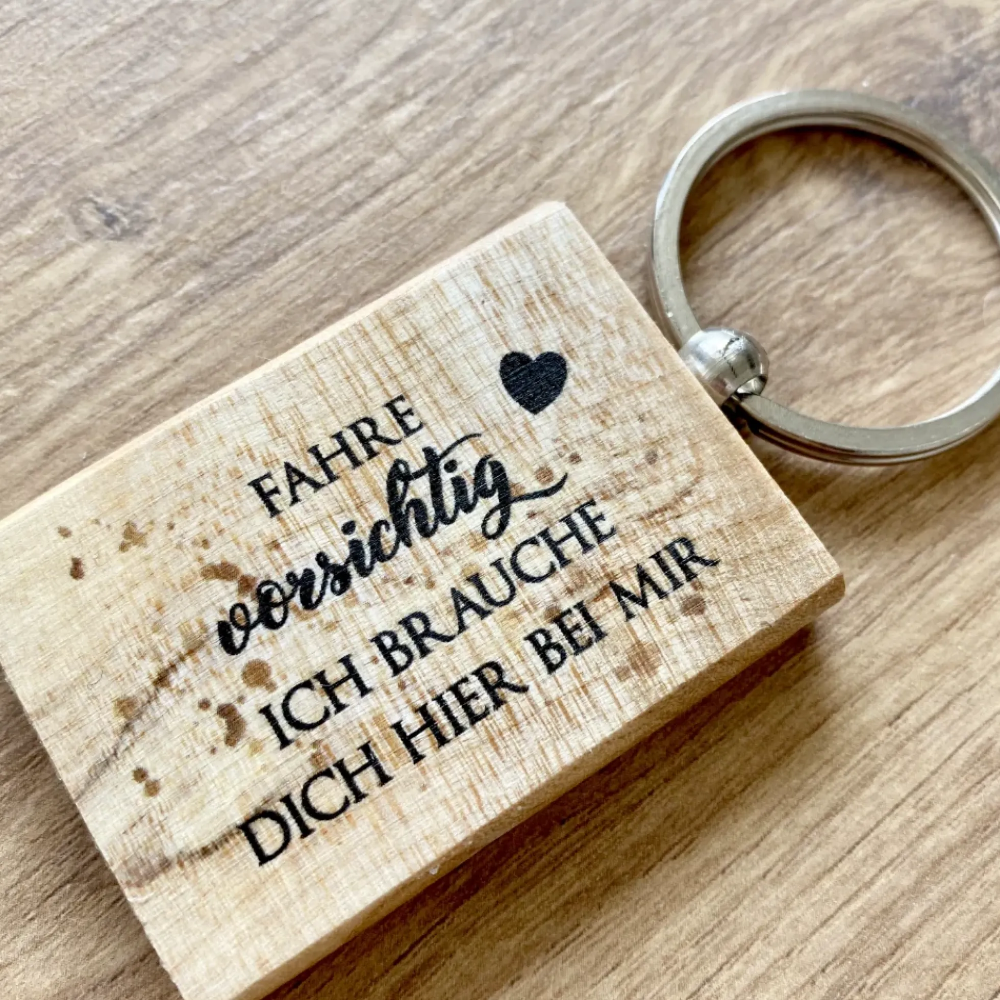 Schlüsselanhänger aus Holz "Fahre vorsichtig" | Geschenk für Autofahrer u. Paare | Glücksbringer mit Schriftzug