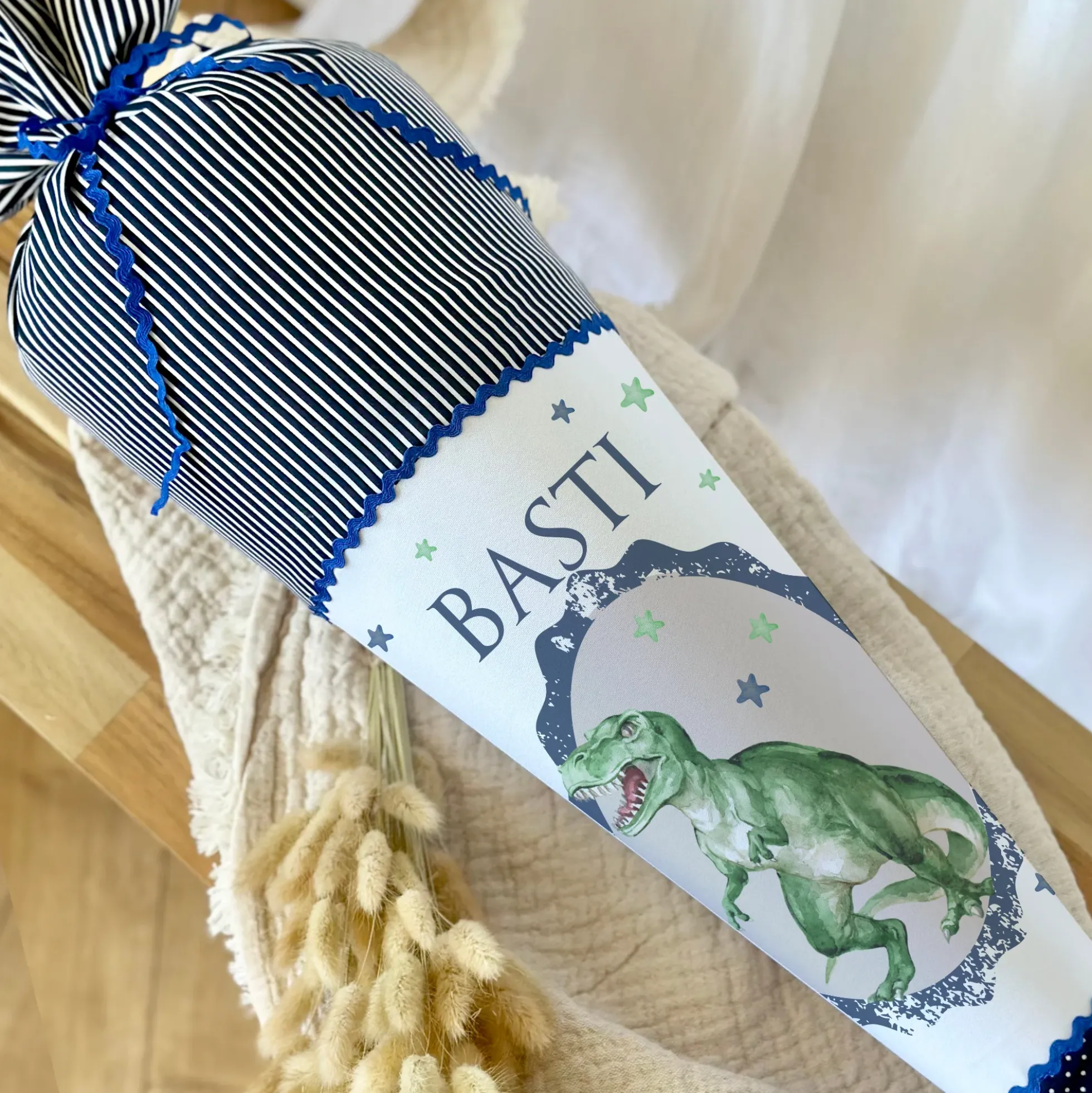 Schultüte "Dinosaurier" aus blauem Stoff | Personalisiert mit dem Namen für Jungen | Optional mit Füllkissen und Spitzenschutz