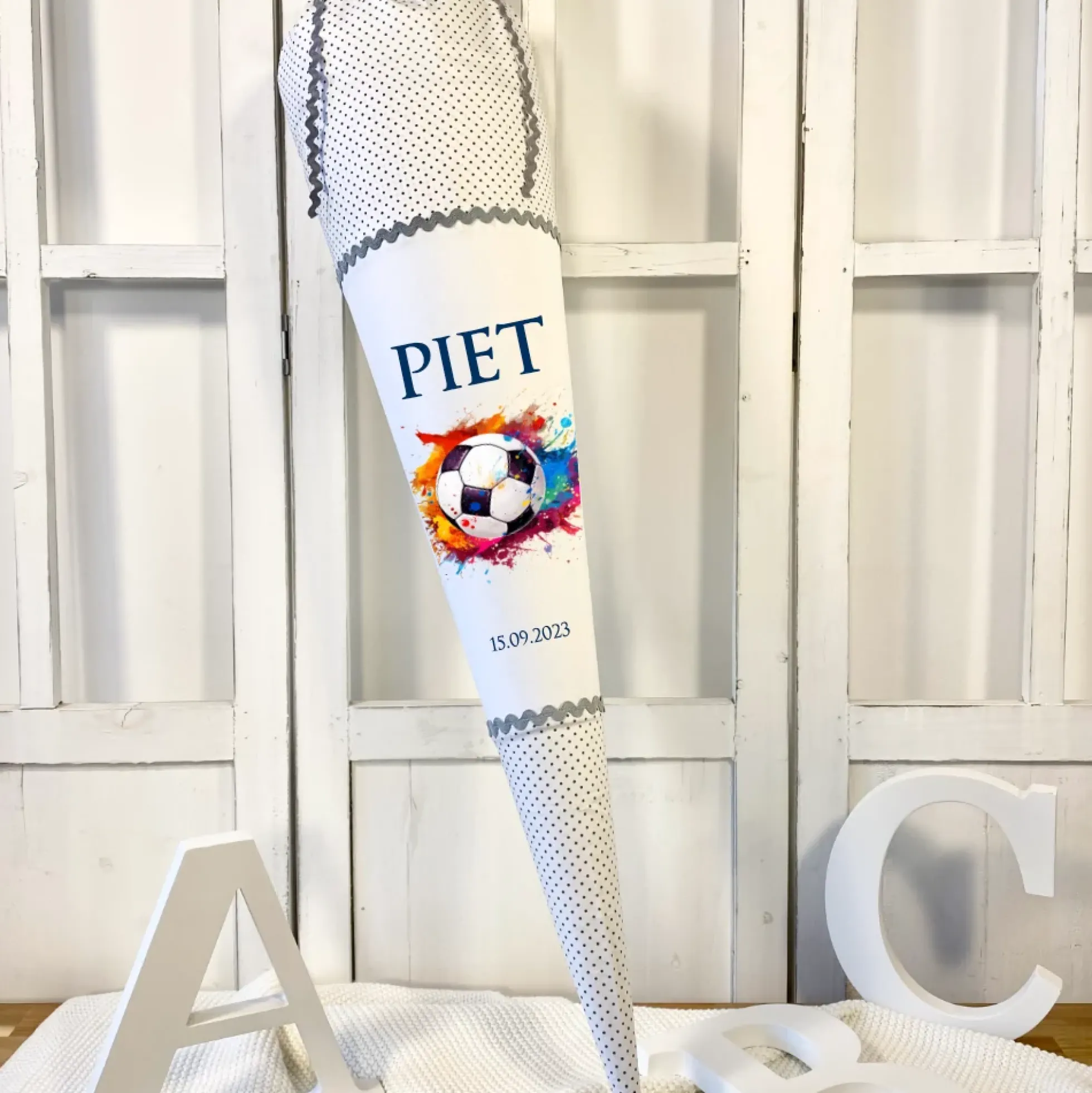 Schultüte Fußball Stoff Grau Junge Sport Fußballspieler Personalisiert Wunschname Einschulungstüte Einschulungsdatum 70 cm | Optional mit Füllkissen und Spitzenschutz