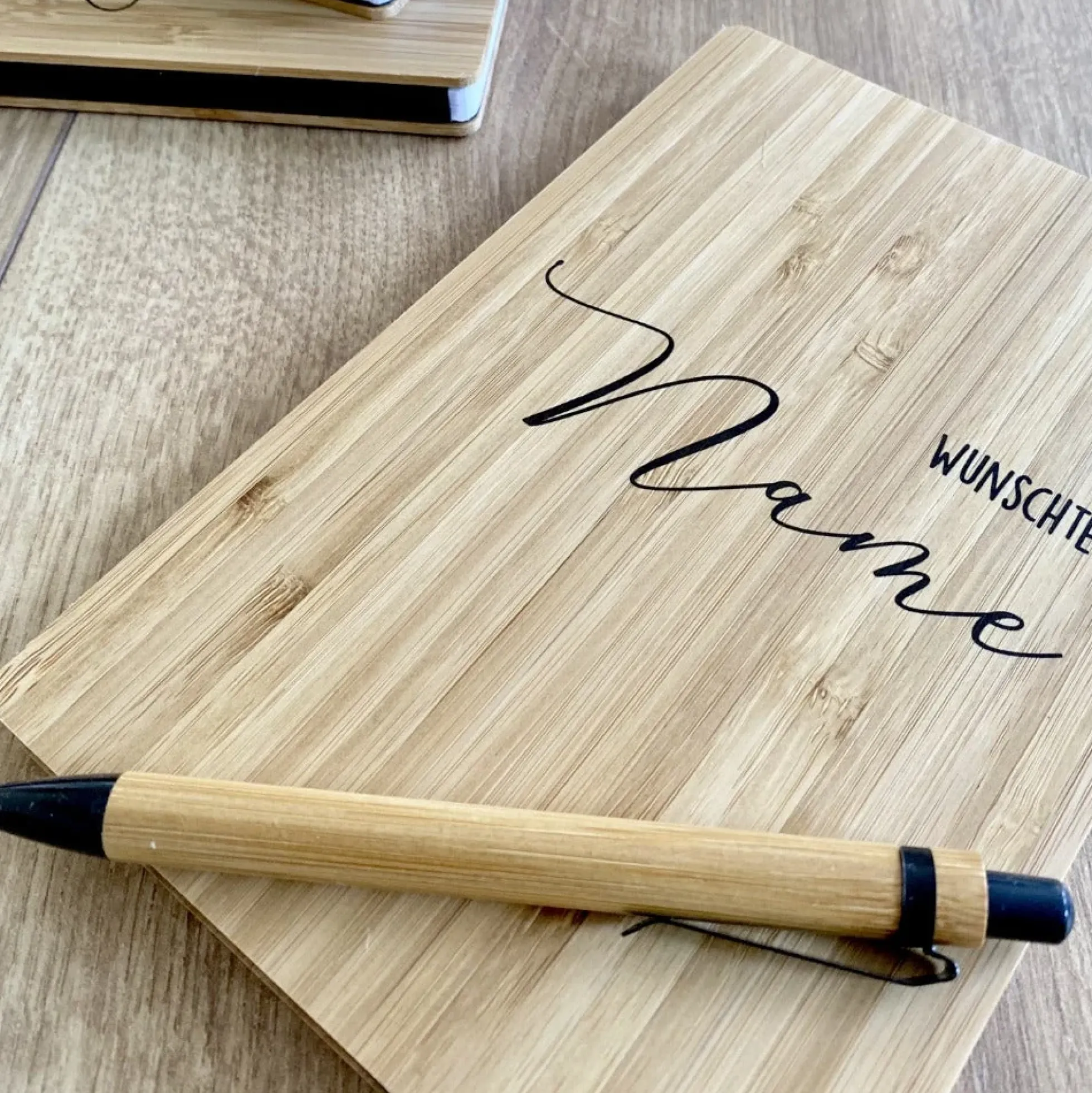 Stilvolles Notizbuch "Gücksmomente" mit Namen personalisierbar | nachhaltiges Buch mit Bambusdeckel und Kugelschreiber | Persönliche Geschenkidee für Sie