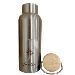 Stilvolle Trinkflasche | Farbe Edelstahl mit "Monogram" und Namen | Personalisiertes Geschenk mit Namen und Buchstaben | 500 ml Isolierflasche aus Edelstahl mit Bambusdeckel | 2 Farbvarianten zur Auswahl