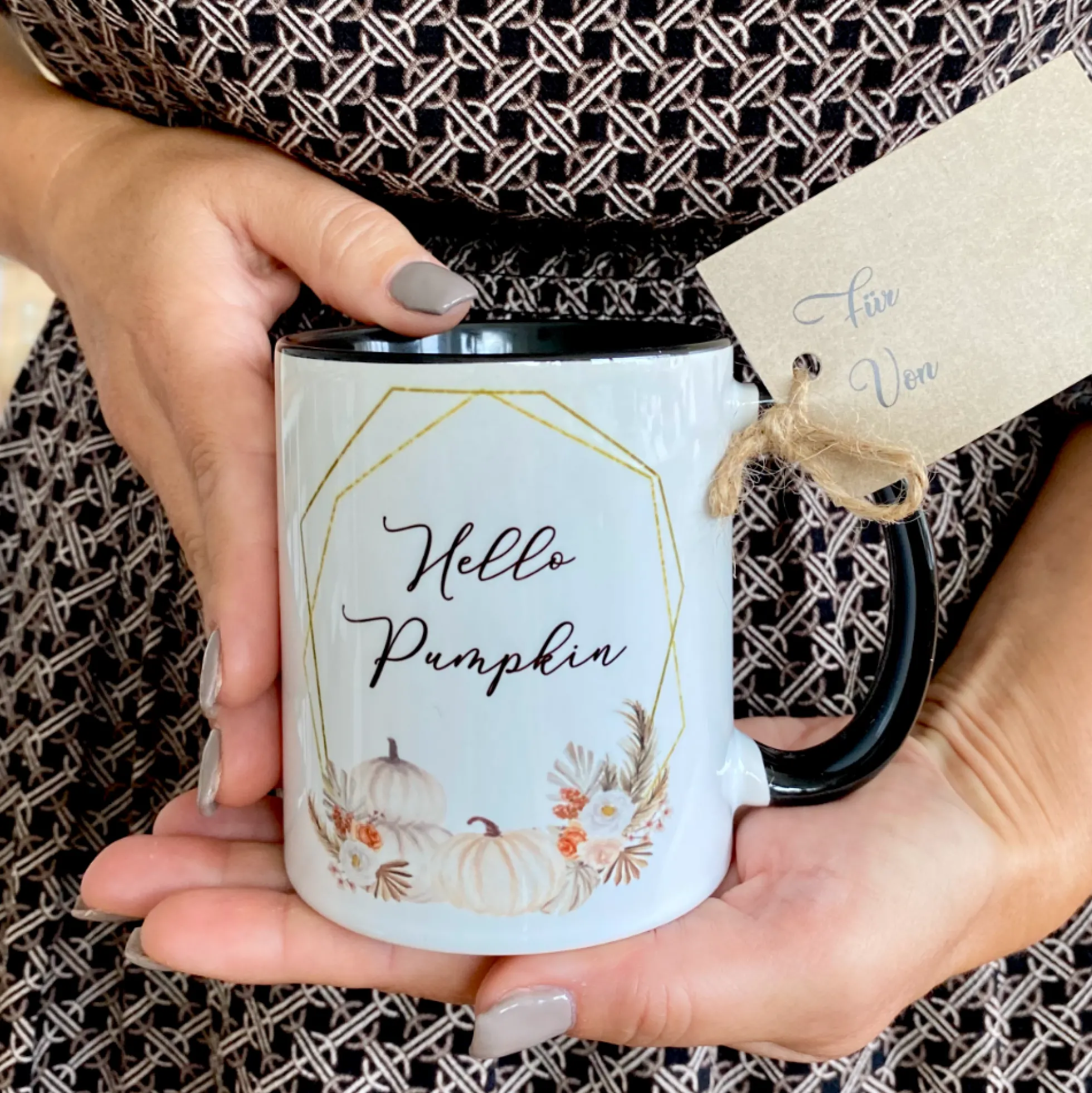 Tasse "Hello Pumpkin" mit Buchstaben und Namen | Keramiktasse mit Kürbis und Blumen | Perfekt für Herbst u. Halloween