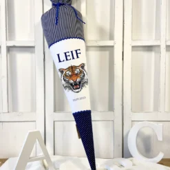 Tiger Stoff Schultüte in blau für Jungen mit Namen Dschungel Tier Zuckertüte personalisierte Einschulungstüte Einschulungsdatum 70 cm | Optional mit Füllkissen und Spitzenschutz