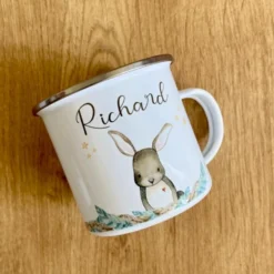 Tolle Kindertasse Hase mit Namen des Kindes | Emaille Trinkbecher für Mädchen u. Jungen I Personalisierte Tasse als besonderes Geschenk | 7 Motivvarianten zur Auswahl