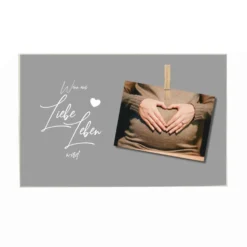 Tolles Fotogeschenk aus Holz für werdende Eltern | Holzbild mit Spruch "Wenn aus Liebe Leben wird“ | Memoboard mit Holzklammer zum selbstständigen Befestigen eines Fotos oder des Ultraschallbildes | 3 Farbvarianten zur Auswahl