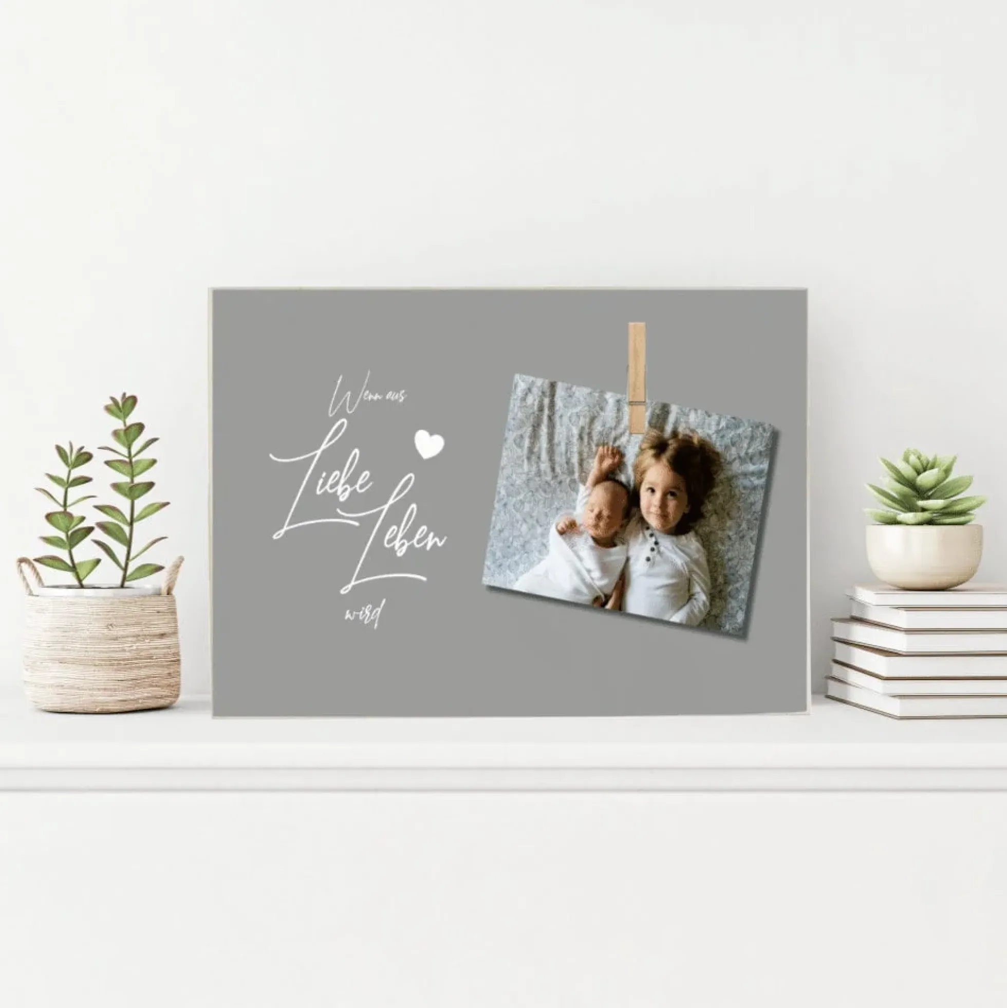 Tolles Fotogeschenk aus Holz für werdende Eltern | Holzbild mit Spruch "Wenn aus Liebe Leben wird“ | Memoboard mit Holzklammer zum selbstständigen Befestigen eines Fotos oder des Ultraschallbildes | 3 Farbvarianten zur Auswahl