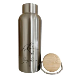 Trinkflasche aus Edelstahl "Pferd" mit Namen | Personalisiertes Geschenk mit Namen für Pferdefreunde | 500 ml Isolierflasche aus Edelstahl mit Bambusdeckel | 2 Farbvarianten zur Auswahl