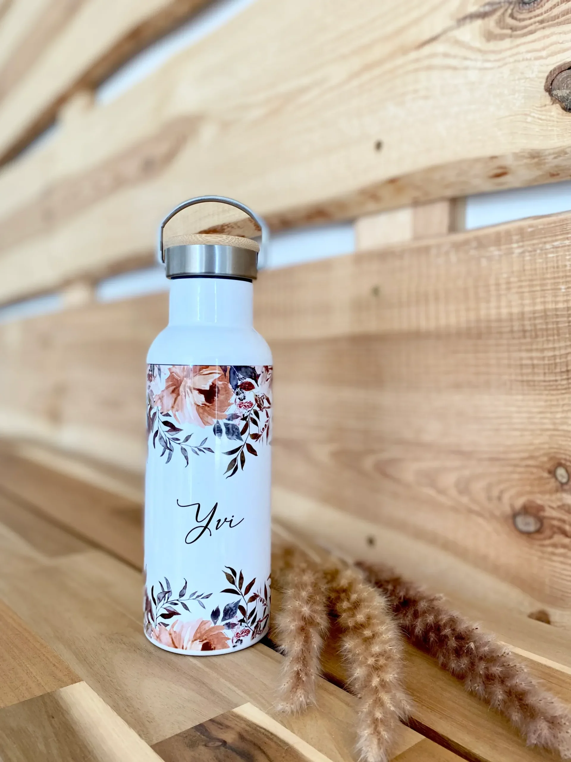 Trinkflasche "Autumn" mit Namen, Spruch und Blüten | Personalisiertes Geschenk mit Namen | 500 ml Isolierflasche aus Edelstahl mit Bambusdeckel