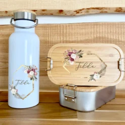 Trinkflasche mit Blumenkranz u. Namen im Boho Stil| Personalisiertes Geschenk | 500 ml Isolierflasche aus Edelstahl mit Bambusdeckel | Als Set verfügbar mit Brotdose