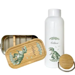 Trinkflasche mit Dino u. Namen für Kinder | Personalisiertes Geschenk für Mädchen u. Jungen mit Dinosaurier| 500 ml Isolierflasche aus Edelstahl mit Bambusdeckel | Als Set verfügbar mit Brotdose