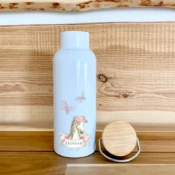 Trinkflasche mit Pony u. Namen für Kinder | Personalisiertes Geschenk für Mädchen u. Jungen mit Pferd | 500 ml Isolierflasche aus Edelstahl mit Bambusdeckel | Als Set verfügbar mit Brotdose