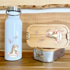 Trinkflasche mit Pony u. Namen für Kinder | Personalisiertes Geschenk für Mädchen u. Jungen mit Pferd | 500 ml Isolierflasche aus Edelstahl mit Bambusdeckel | Als Set verfügbar mit Brotdose