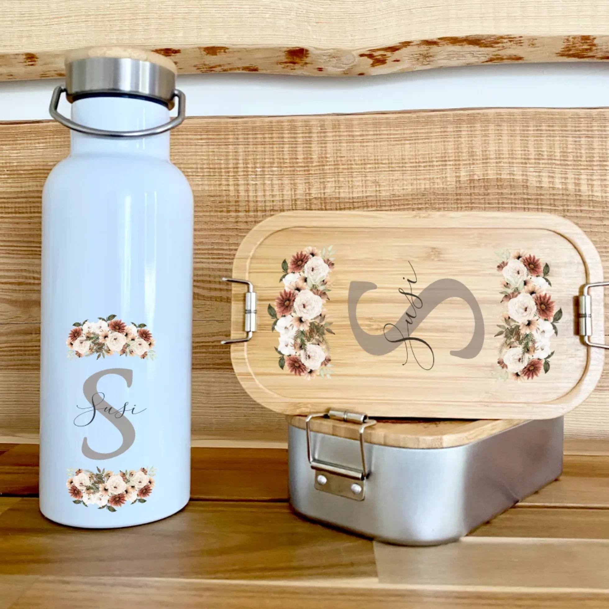 Trinkflasche "Monogram" mit Namen | Personalisiertes Geschenk mit Namen und Buchstaben | 500 ml Isolierflasche aus Edelstahl mit Bambusdeckel | Als Set verfügbar mit Brotdose
