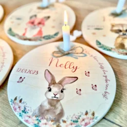 Waschbär Geburtstagsteller für Kinder | Personalisierter Kerzenteller aus Holz für Mädchen und Jungen + Kerze | Geschenkidee zur Geburt, Taufe, Kindergeburtstag | weitere Motive zur Auswahl
