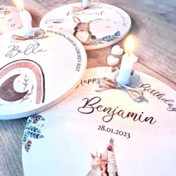 Waschbär Geburtstagsteller für Kinder | Personalisierter Kerzenteller aus Holz für Mädchen und Jungen + Kerze | Geschenkidee zur Geburt, Taufe, Kindergeburtstag | weitere Motive zur Auswahl