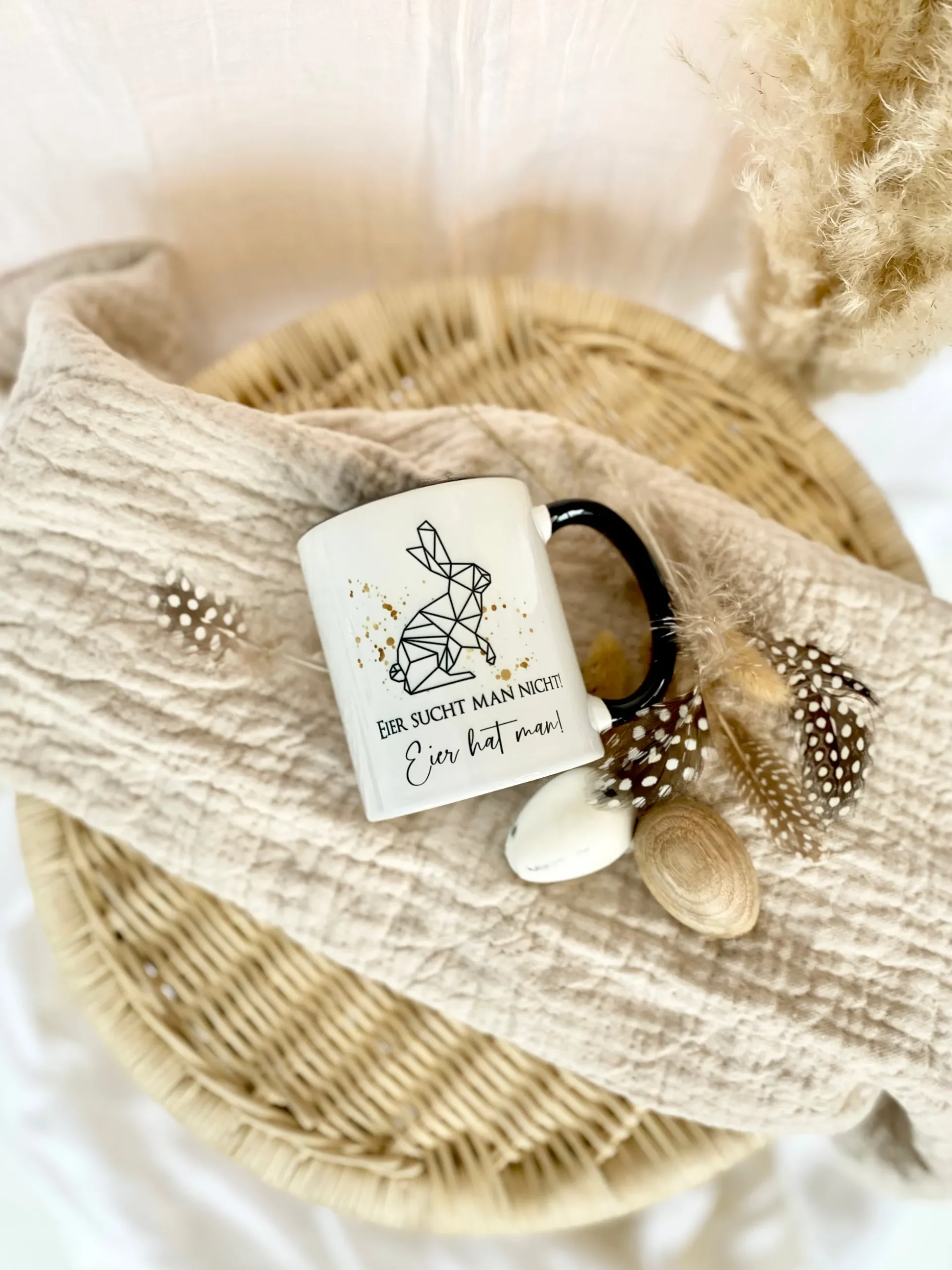 Witzige Tasse für Männer mit Spruch "Eier sucht man nicht! Eier hat man! | Keramiktasse mit Spruch und Hasen