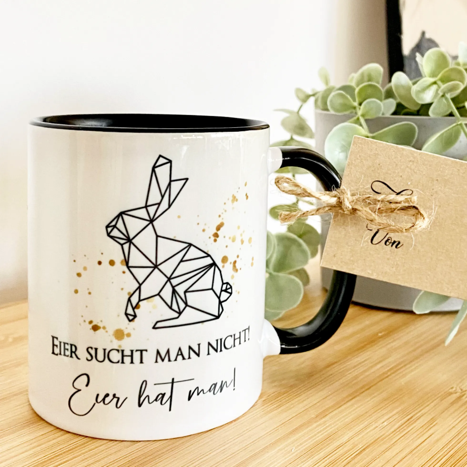 Witzige Tasse für Männer mit Spruch "Eier sucht man nicht! Eier hat man! | Keramiktasse mit Spruch und Hasen