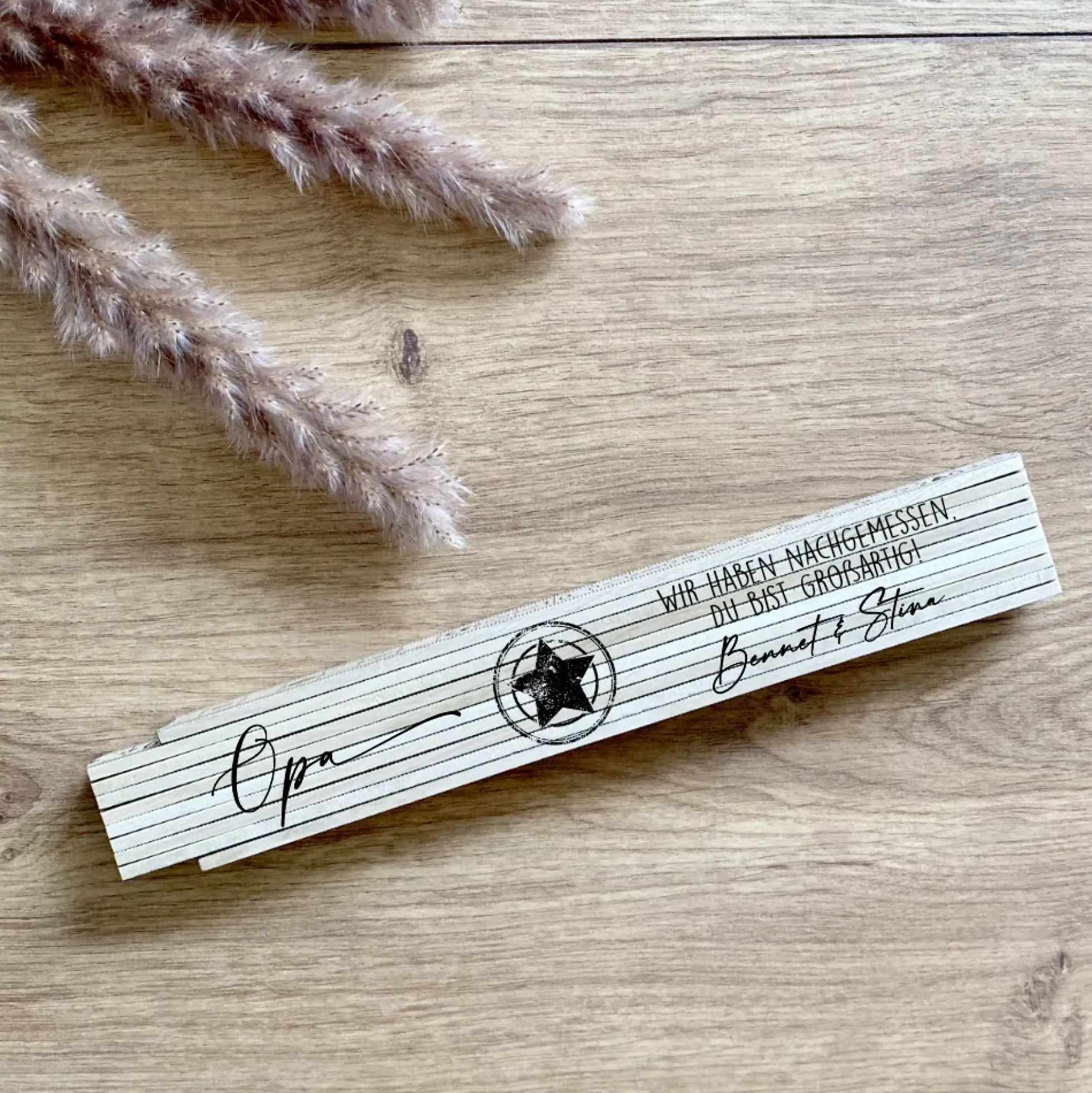 Zollstock "Opa wir haben nachgemessen" personalisiert mit Namen des Enkelkindes / der Enkelkinder | Geschenk für Großväter mit Spruch | Meterstab aus Holz